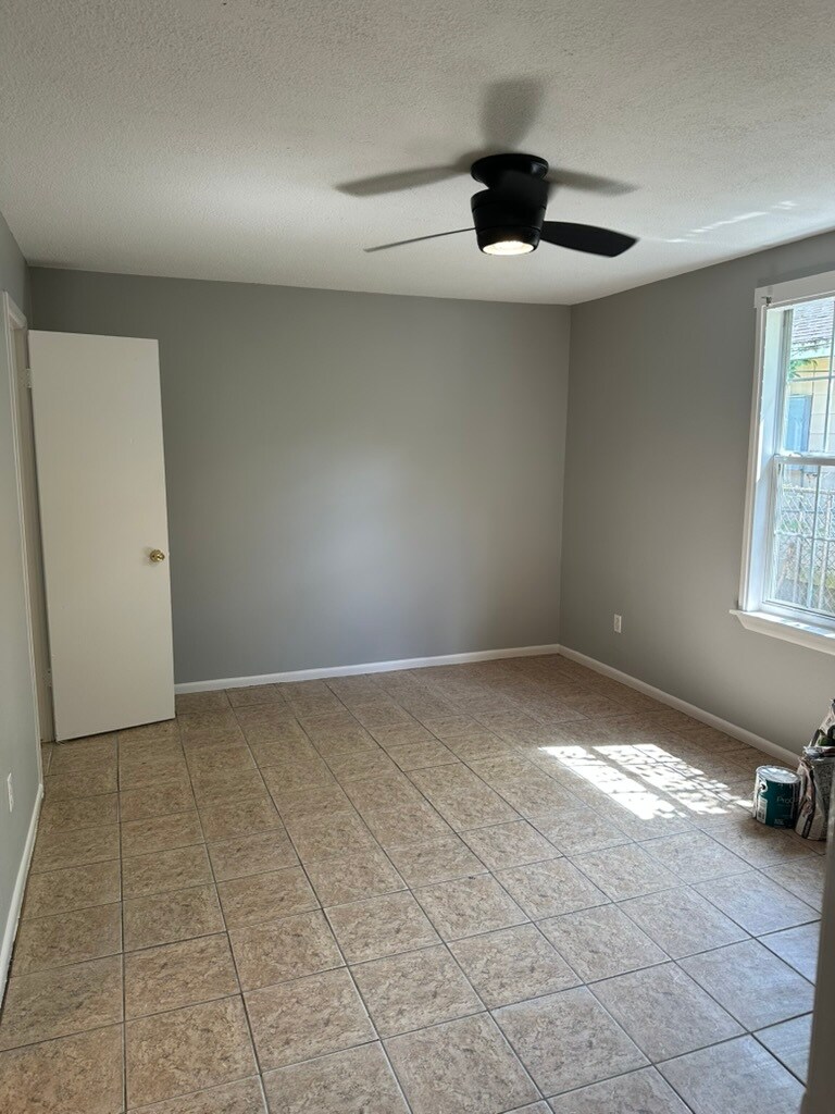 Large bedroom - 705 Edgar St