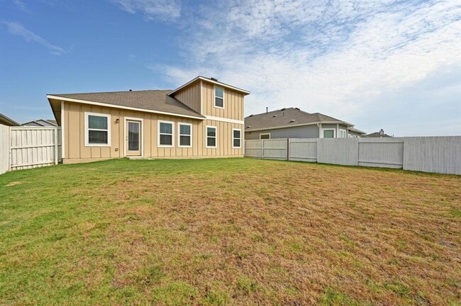Building Photo - 215 Desperado Dr