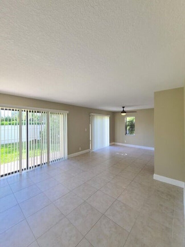 Building Photo - 3201 Bayview Dr