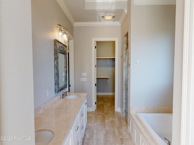 Building Photo - 405 Dunvegan Ct