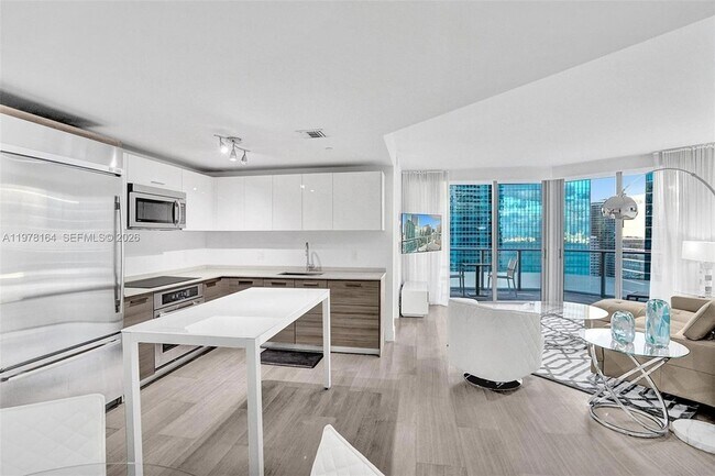 Building Photo - 1300 Brickell Bay Dr