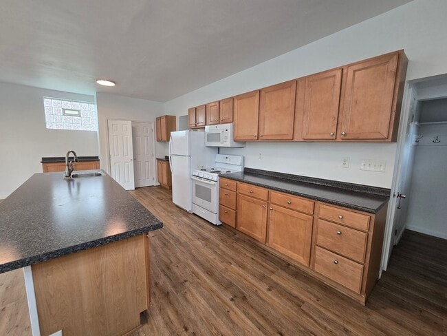 Building Photo - 2 Bedroom 1 Bathroom - Single Floor Living