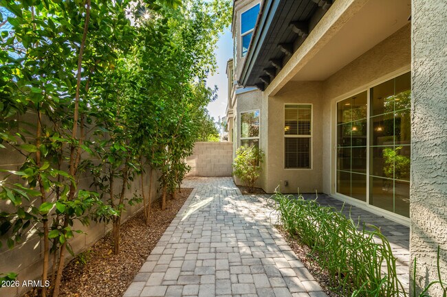 Building Photo - 3059 N 33rd Pl