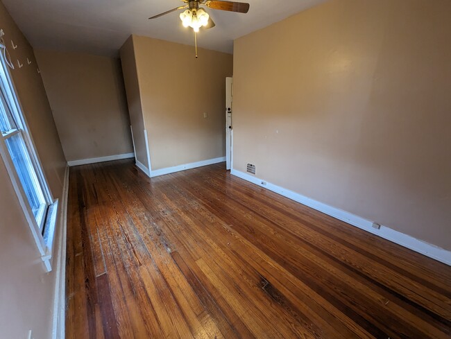 Building Photo - 341 Park Dr