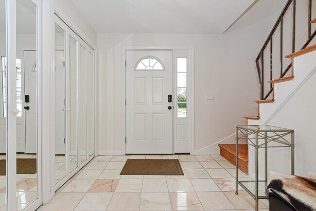 Building Photo - 21 Swan Ave