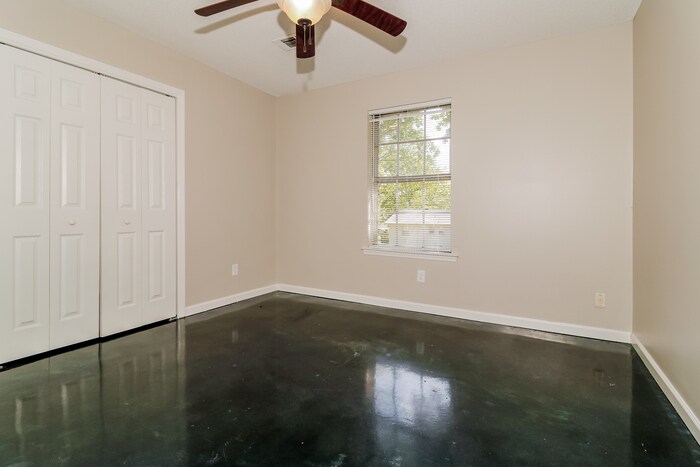 Building Photo - 204 Corkwood Dr