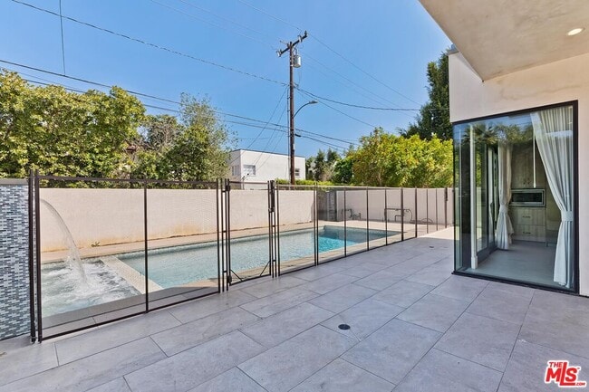 Building Photo - 312 S Palm Dr