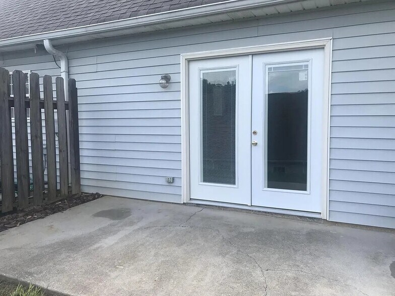 Building Photo - 2104 Silverbrook Dr