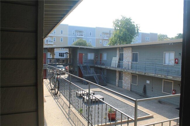 Building Photo - 2408 Longview St