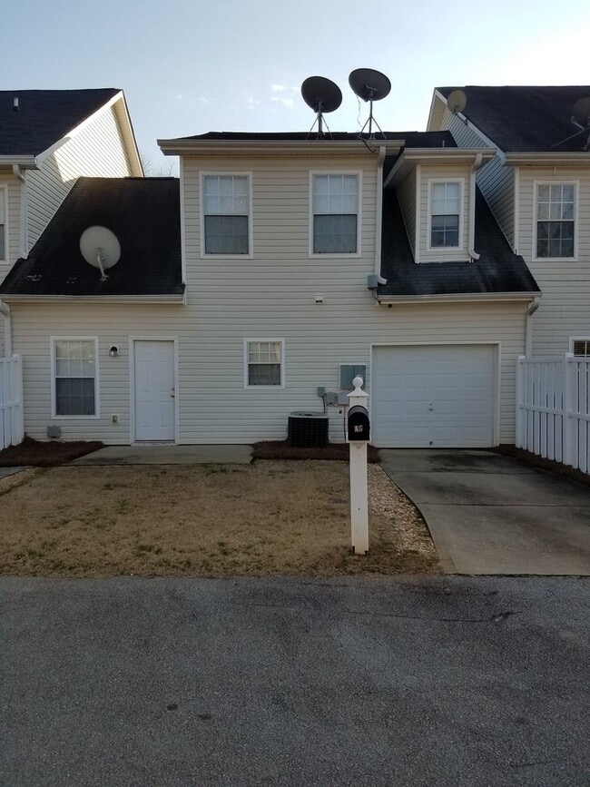 Building Photo - Carrollton City Living