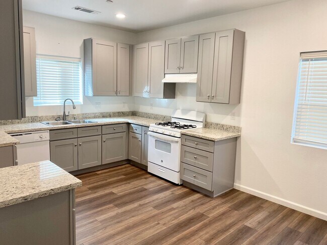 Building Photo - 1326 S Santa Fe St