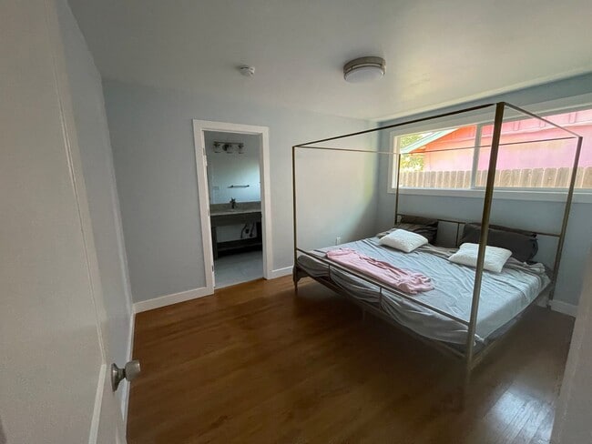 Building Photo - 4 Bedrooms in College Greens