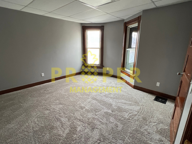 Building Photo - 3 bedrooms 2 full bathrooms