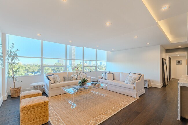 Building Photo - 2701 Westheimer Rd