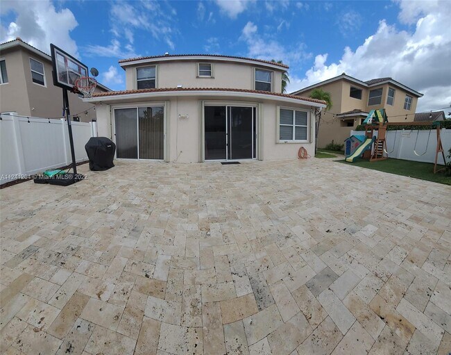 Building Photo - 803 SW 118th Ave