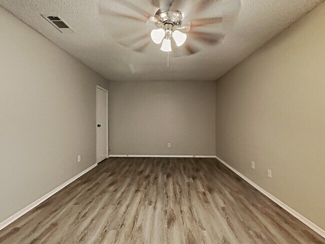 Building Photo - 3234 Old Chapel Dr