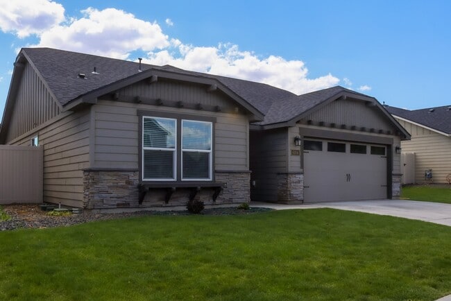 Building Photo - 6104 Cottonwood Loop