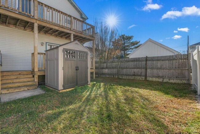 Building Photo - 413 W Beach Ave