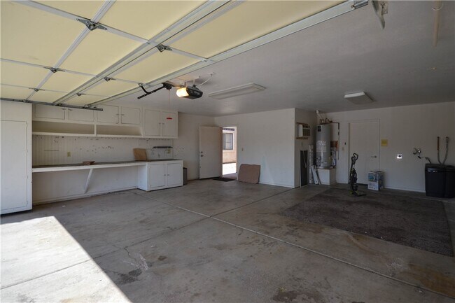 Building Photo - 2911 Country Club Dr