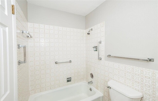 Building Photo - Bright & Spacious Unit with Natural Light