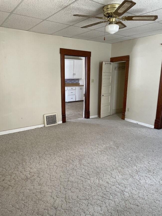 Building Photo - 569 W Broadway Ave