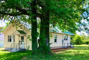 Building Photo - 2205 Mayflower Dr