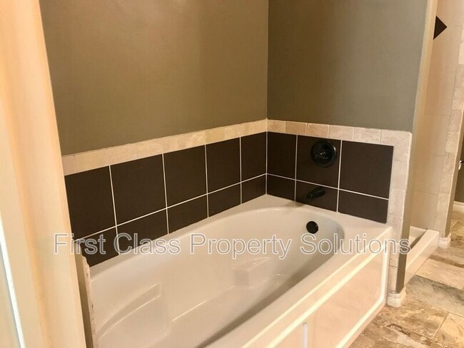 Building Photo - 1721 Sharon Dr