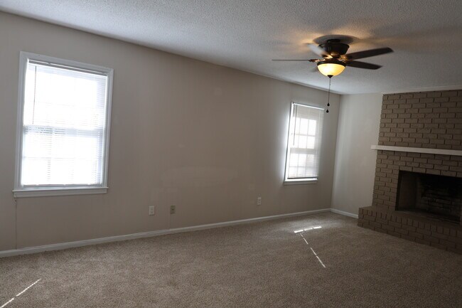 Building Photo - 214 Oakleaf Dr