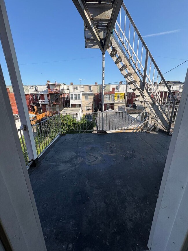 Building Photo - 729 W Princess St