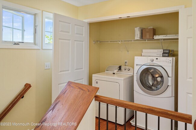 Building Photo - 111 Main St