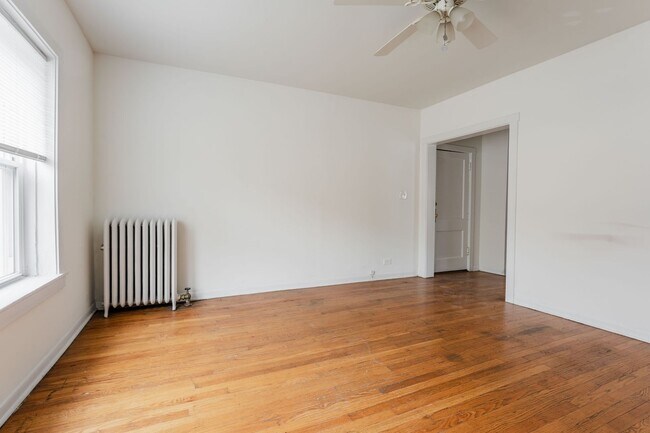 Building Photo - North Center / St. Bens - 2 Bed / 1 Bath - Heat Included