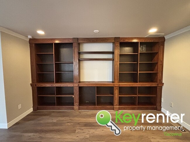 Building Photo - Stylishly Updated Lakewood Home in Seclude...