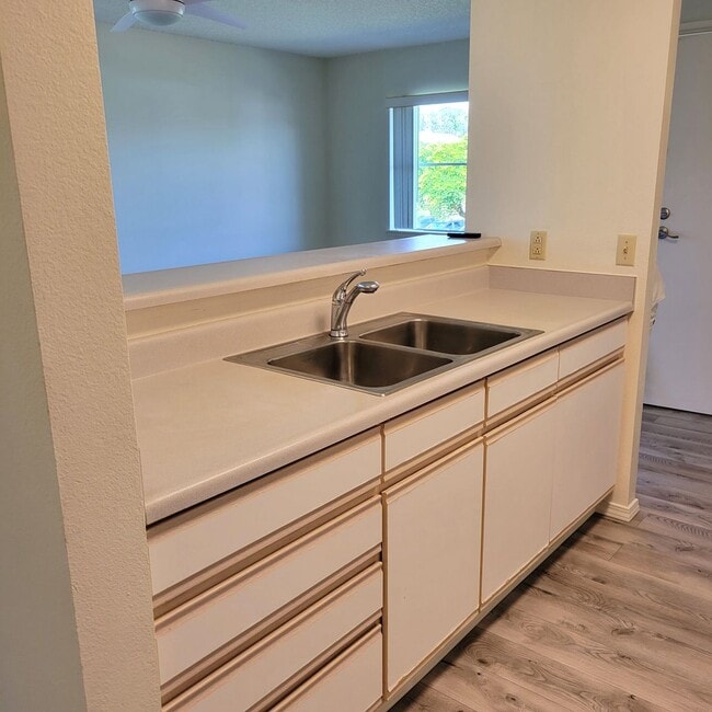 Building Photo - Northpointe Townhouse - 2 bedrooms, 2 baths, 2 parkings