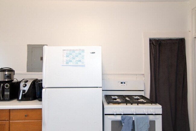 Building Photo - Gorgeous three bed room great sun light  Large bedrooms.