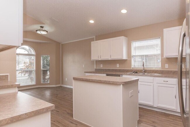 Building Photo - 565 Blue Water Ave