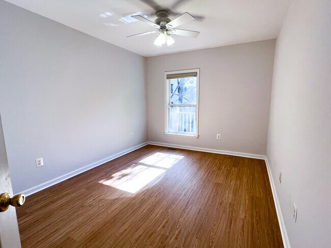 Building Photo - 557 Longhorn Crescent