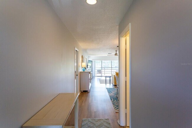 Building Photo - 5630 Golf Pointe Dr
