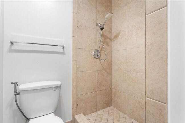 Building Photo - 2101 Shoreline Dr