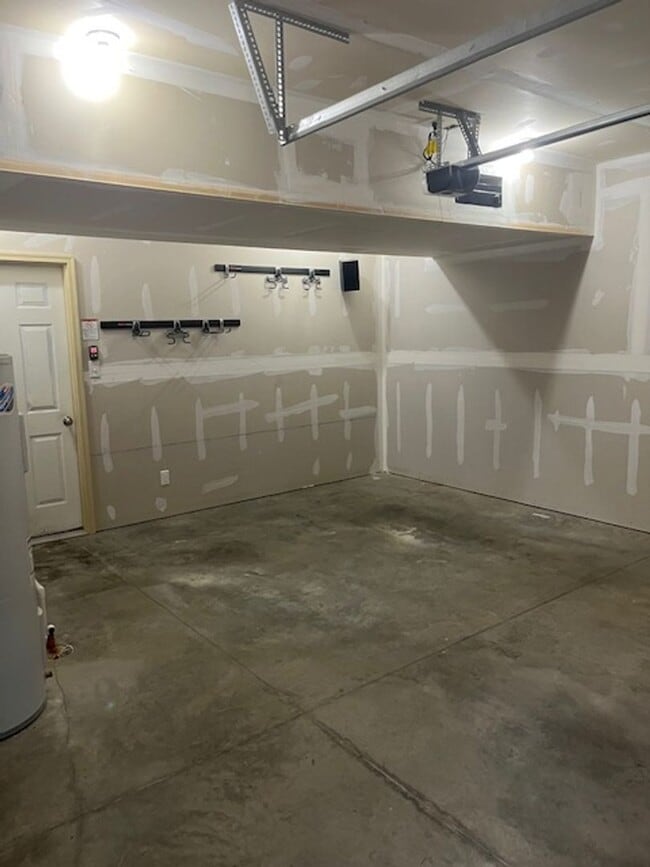Building Photo - Modern Townhome with Finished Basement & G...