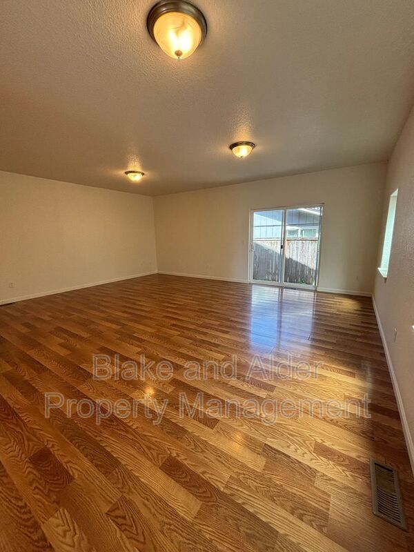 Building Photo - 347 Norway St NE