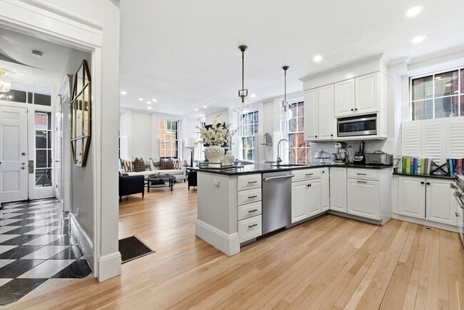 Building Photo - 50 River St