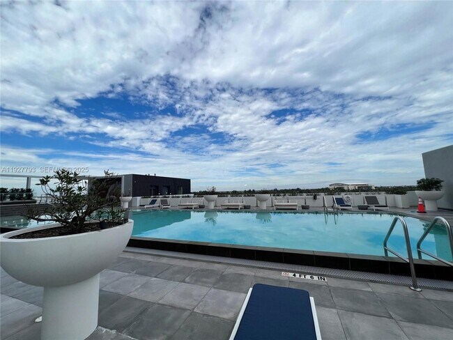 Building Photo - 2000 Metropica Wy