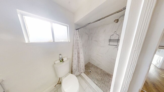 Building Photo - Fresh 3BR/2BA • Pet Friendly • Garage • Mo...