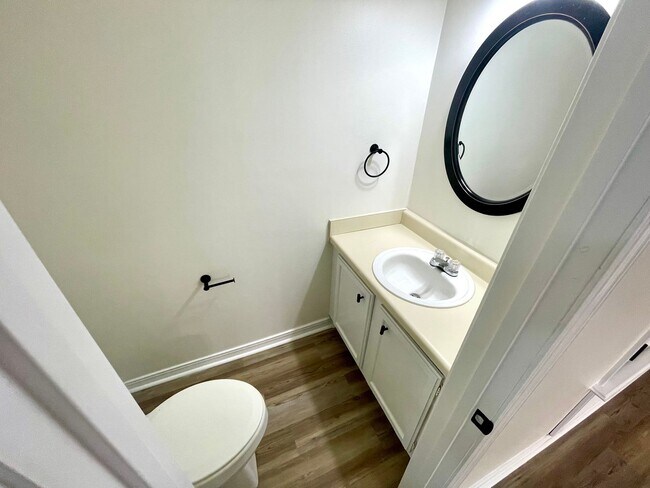 Building Photo - 2 Bed 1 Bath Townhome Available in NE Jack...