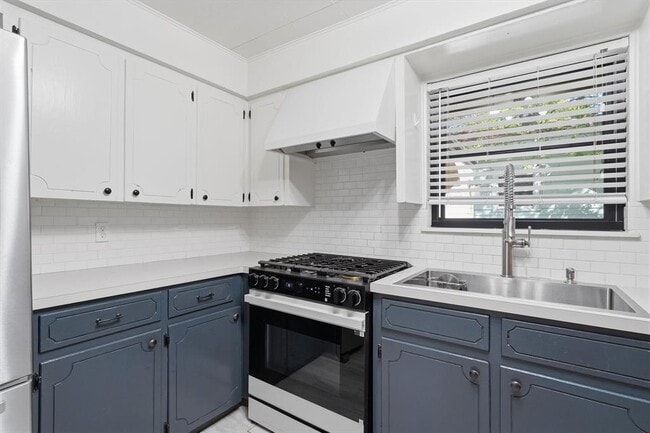 Building Photo - 2204 Santa Rita St