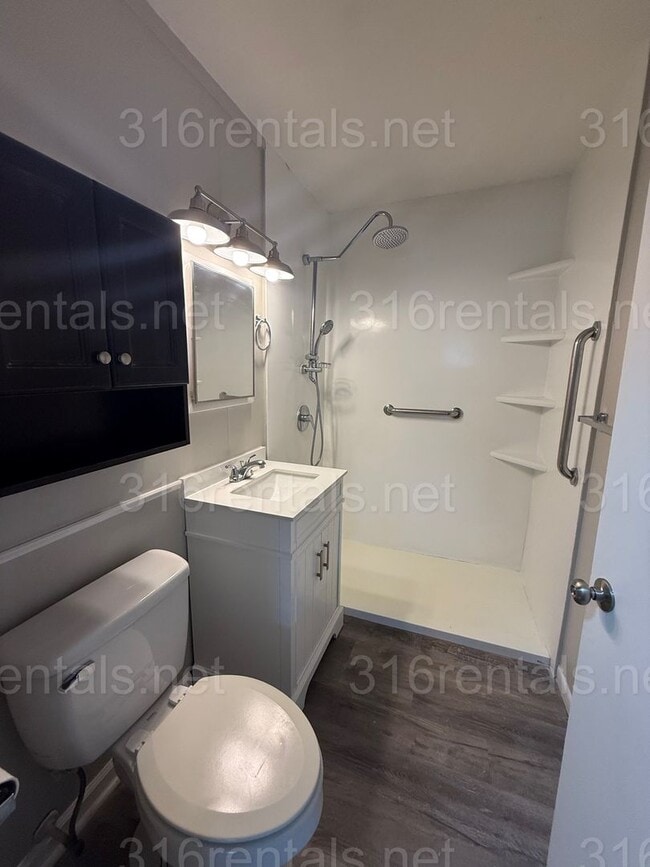 Building Photo - $1145 - 4 bedroom / 1 bathroom - Single Fa...