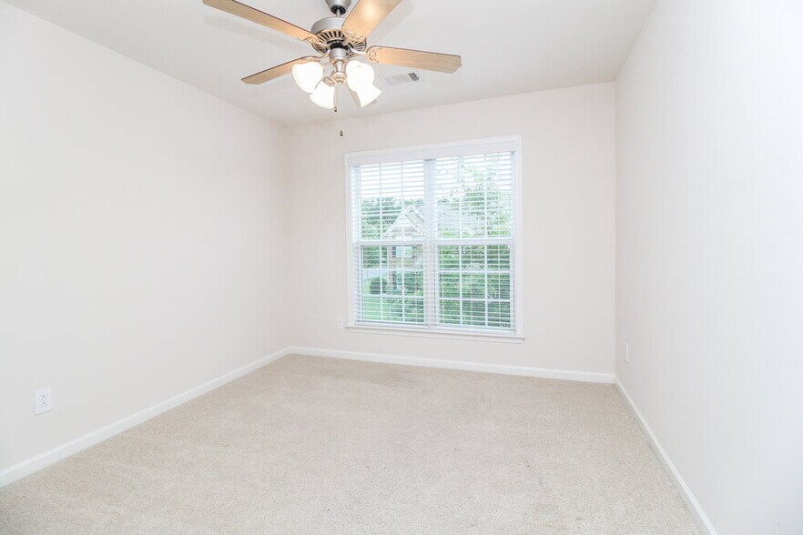 Building Photo - 802 Poplar Terrace