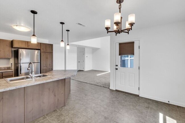 Building Photo - Modern 3 Bedroom 3 Bath Townhome in New Construction Neighborhood