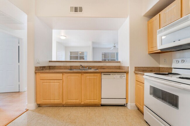 Building Photo - Move-in ready 2-bedroom 2-bath condo in th...
