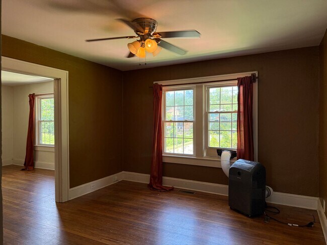 Building Photo - Fantastic 3 Bedroom Bungalow